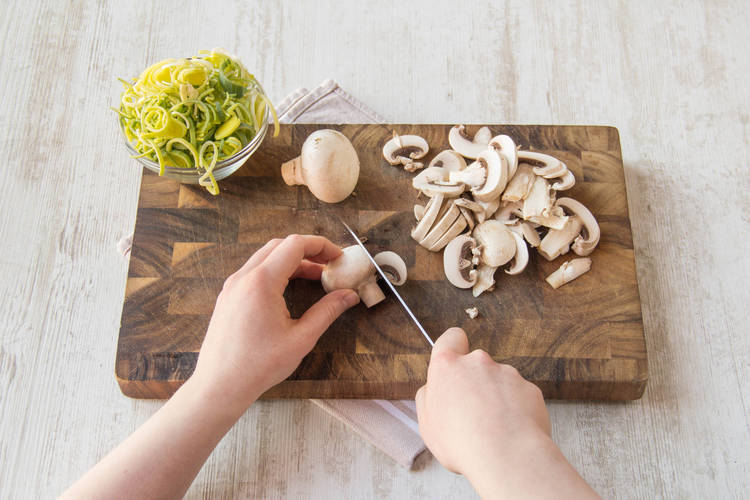 Snijd de champignons in plakken