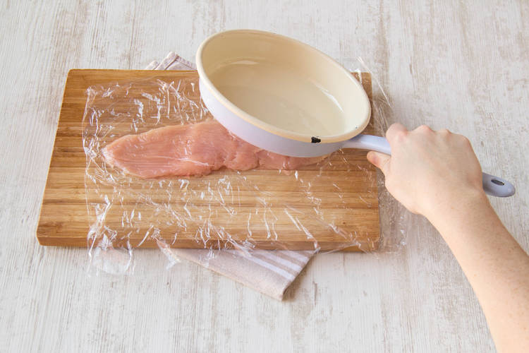 Sla de kipfilet plat met de onderkant van een pan
