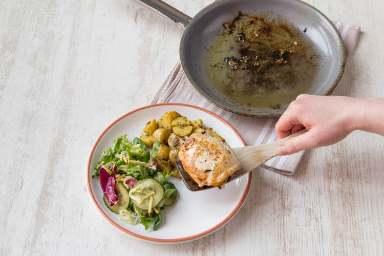Verdeel de krieltjes over de borden en serveer met de kipfilet en salade