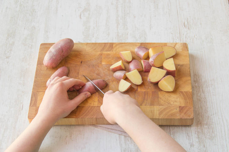 Snijd de aardappelen in kwarten