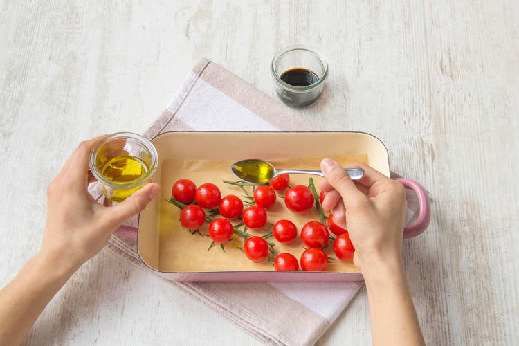 Leg de tomaten in een ovenschaal