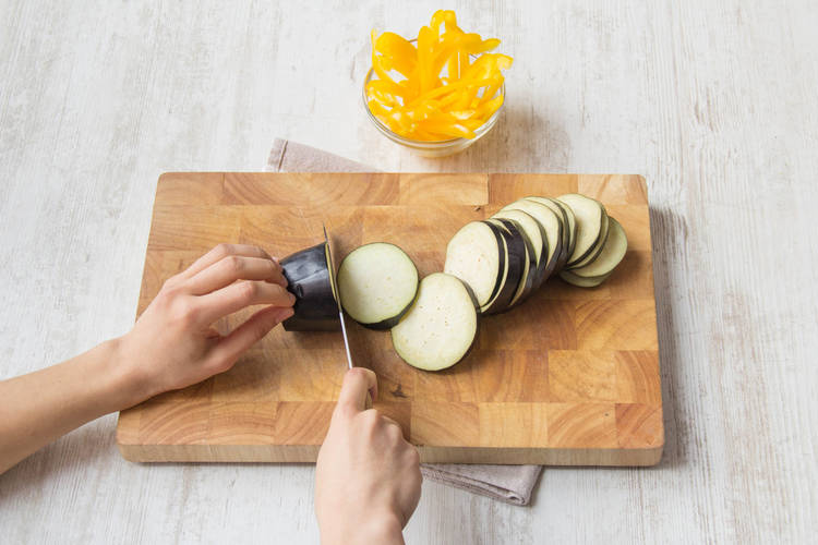 Snijd de courgette in klakken