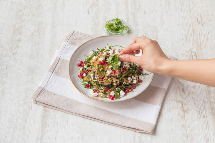 Garneer het gerecht met de achtergehouden feta en granaatappel