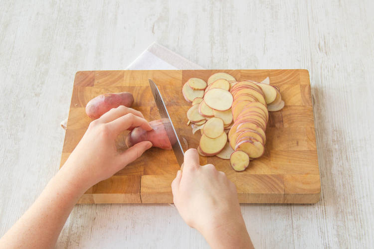 Snijd de aardappel in dunne parten