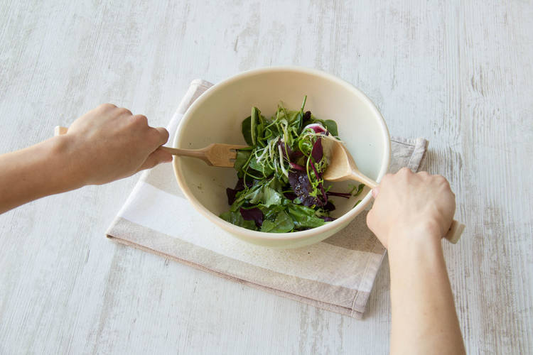 Wildkräutersalat mit Dressing
