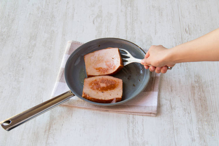 Den Leberkäse anbraten