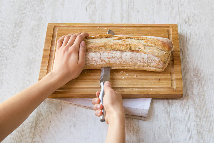 Das Ciabatta brot aufschneiden