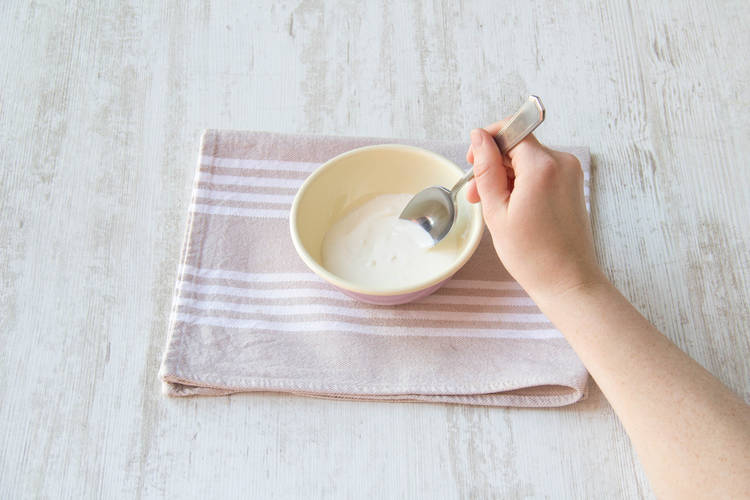 Maak een saus van de crème fraîche en knoflook