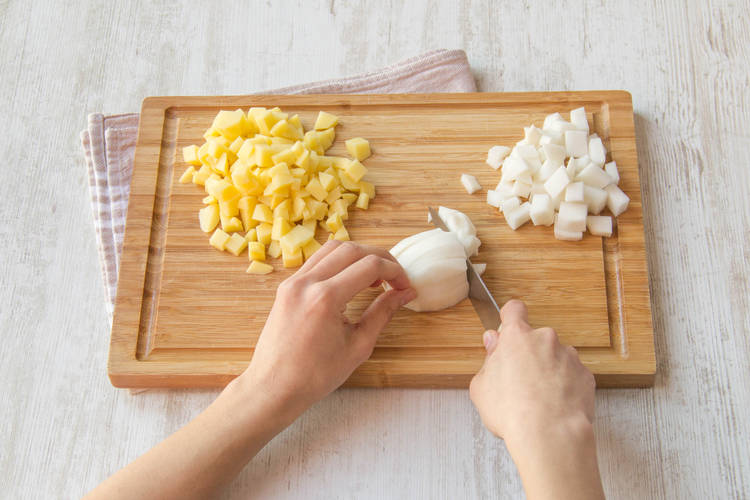 Snijde de ui, aardappelen en meiraap