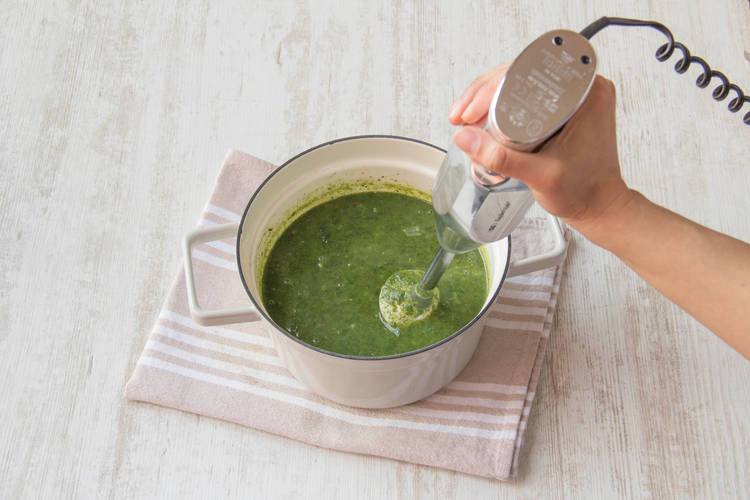 Pureer de soep met een staafmixer of in een blender
