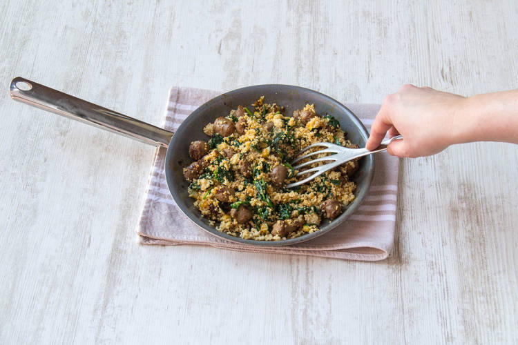 Voeg alles de couscous toe