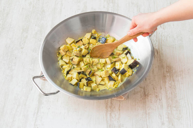 Voeg de courgette toe