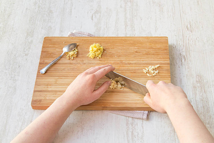 Mince ginger and garlic