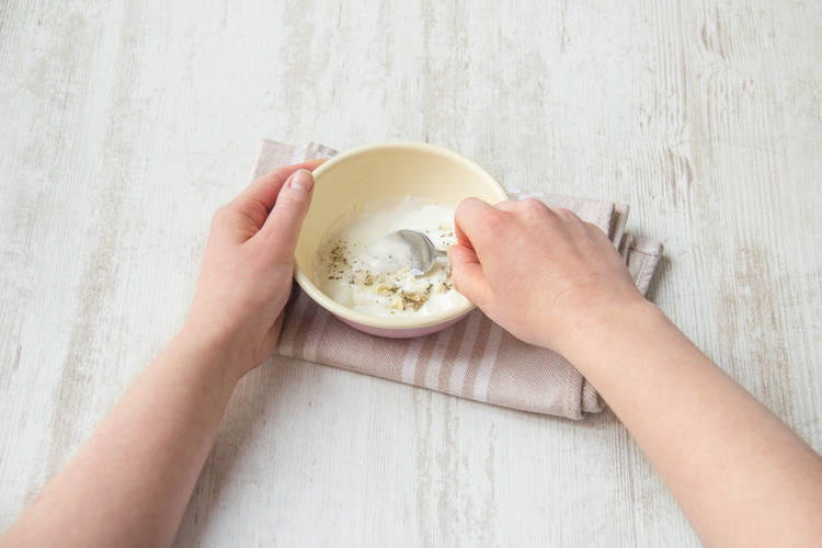 Knoblauch mit Joghurt in Schüssel vermischen
