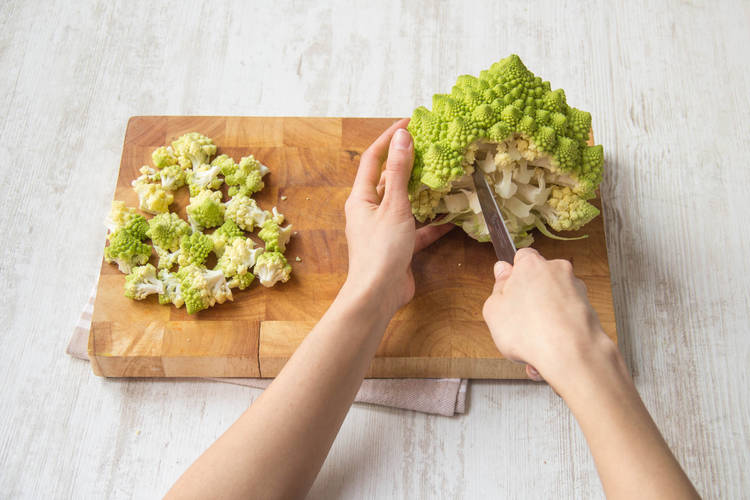 Romanesco in sehr feine Röschen teilen
