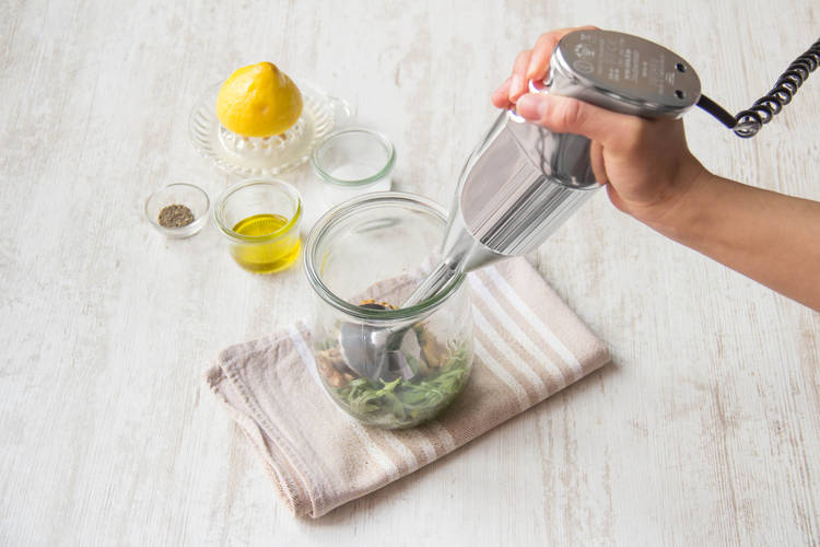 Zutaten mit Pürierstab zerkleinern