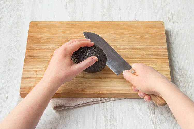 Avocado rundherum bis zum Kern schneiden