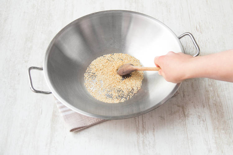 Sesam kurz in einer großen Pfanne oder in einem Wok rösten