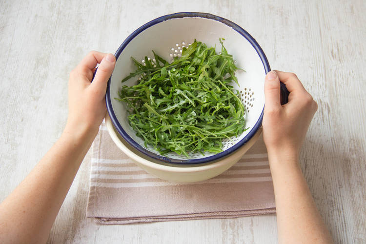 Rucola waschen