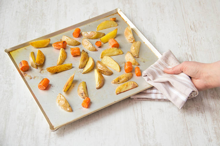 Kartoffeln und Karotten backen
