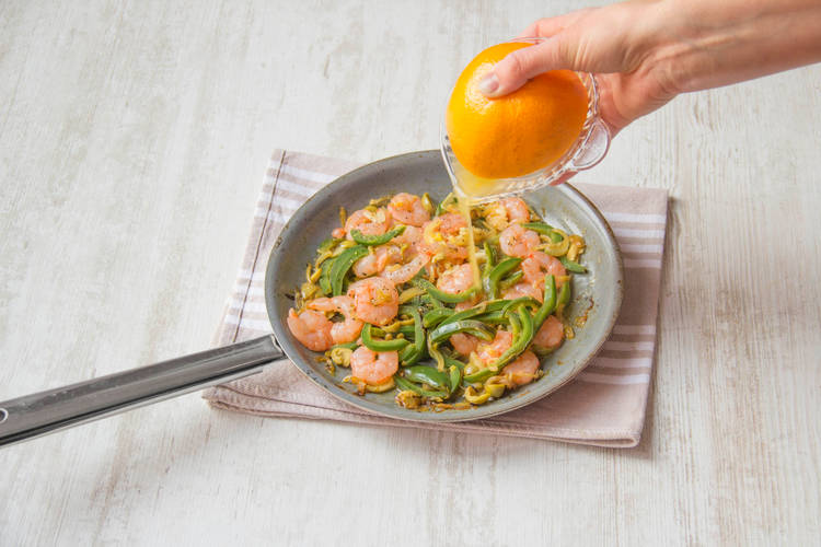 Mix the peppers with the shrimps