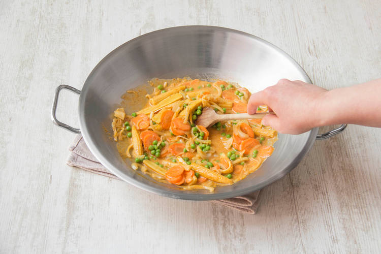 Meng de groenten bij de currypasta