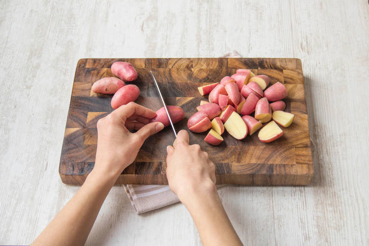 Snijd de aardappelen in kwarten