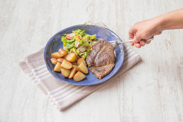 Serveer de aardappelen met de biefstuk en de salade