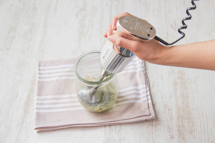 Pureer tot een dikke pesto