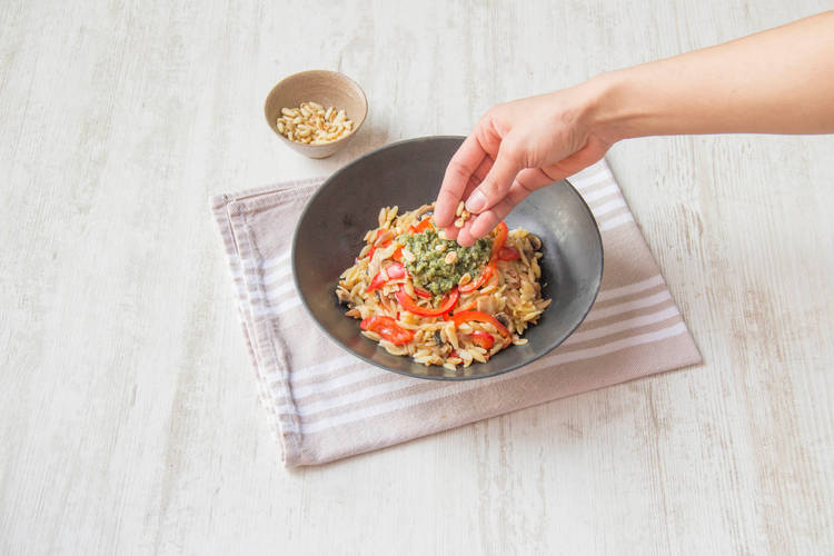Verdeel de orzo over de borden.
