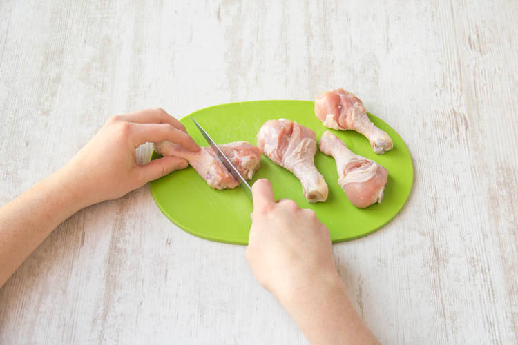 Snijd de drumsticks op minimaal 2 plekken in tot het bot