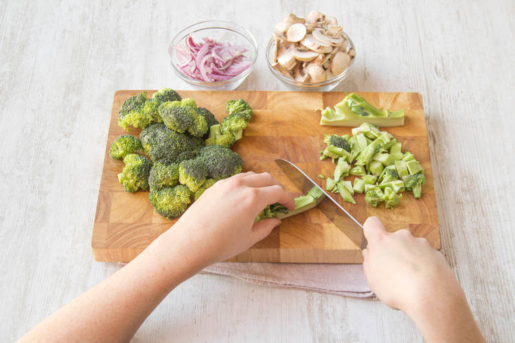 Snijd de bloem van de broccoli in roosjes