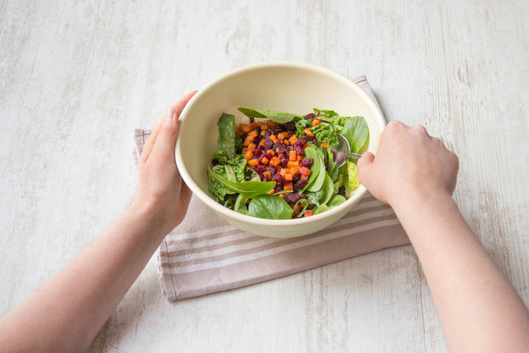Voeg de bataat en bieten toe aan de saladekom.