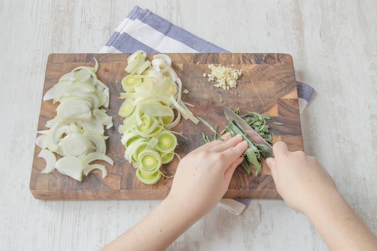 Finely chop the tarragon leaves, discarding the stalk