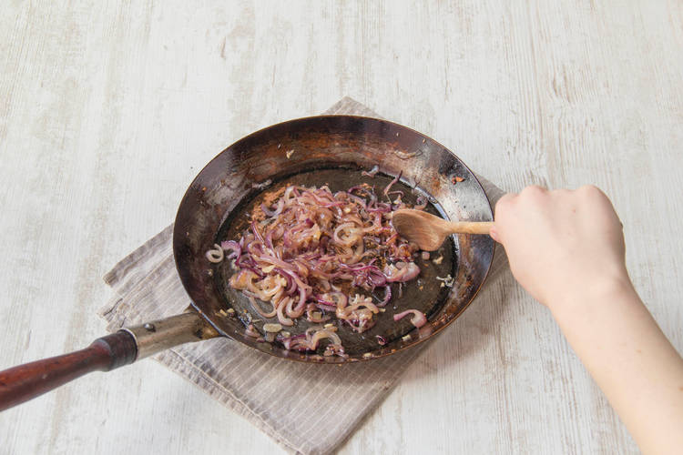 Knoblauch und Zwiebeln anbraten