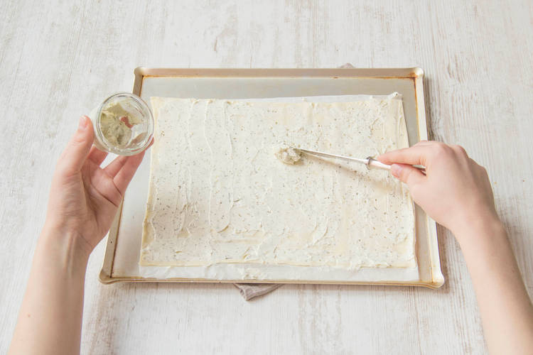 Flammkuchen belegen und backen