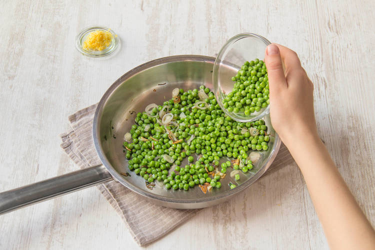 Erbsen mit Gemüse anbraten