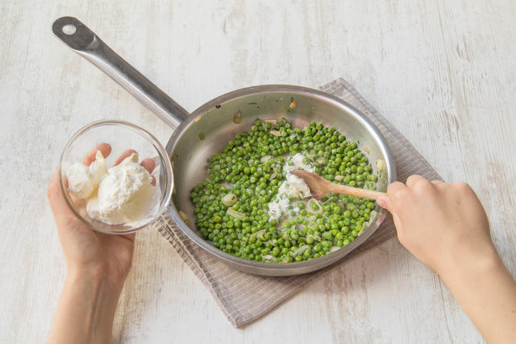 Ricotta untermischen und mit Gemüsebrühe ablöschen