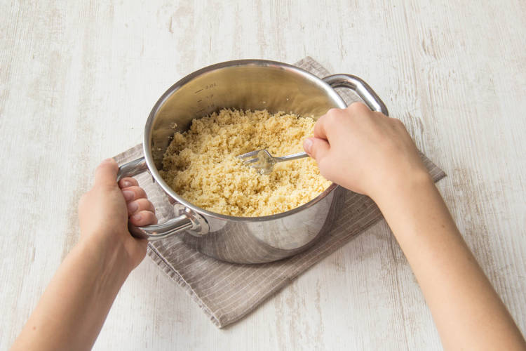 Couscous auflockern und mit Paprika-Öl untermischen