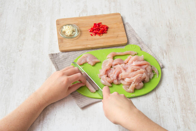 Snijd de kipfilet in dunne repen
