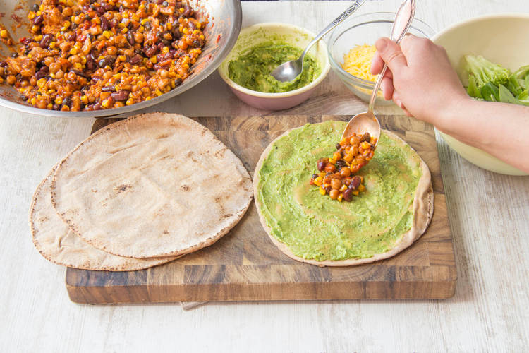 Rol het platbrood tot een wrap