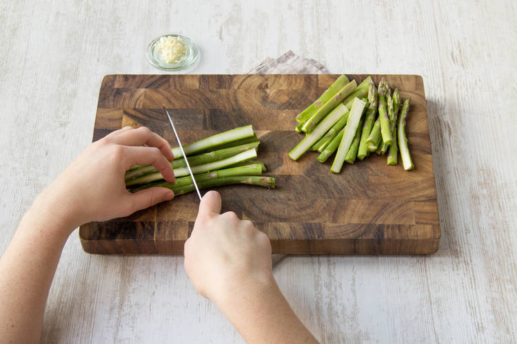 Verwijder de onderste 2 cm van de asperges