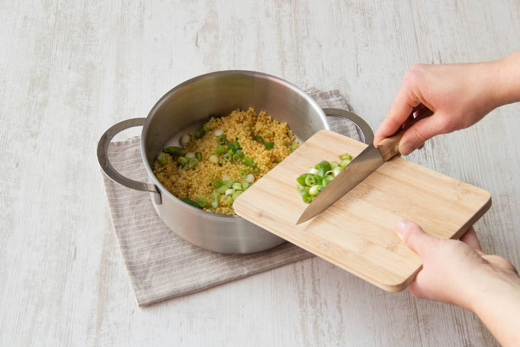 Voeg de lenteui na 5 minuten toe aan de parelcouscous