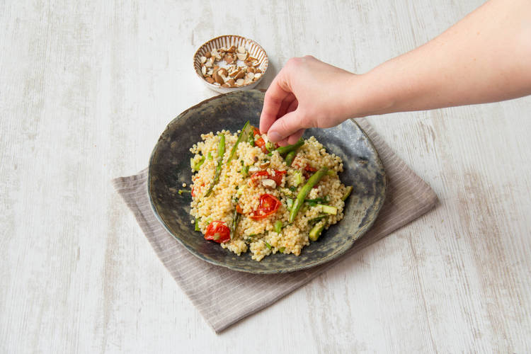 Garneer de couscous met de amandelen
