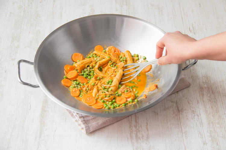 Bak de groenten in de currypasta