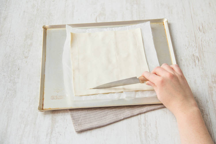 Use a kitchen knife to mark a border