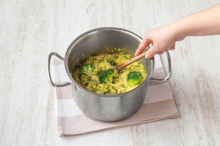 Voeg de couscous bij de broccoli en sperziebonen en voeg de dressing toe