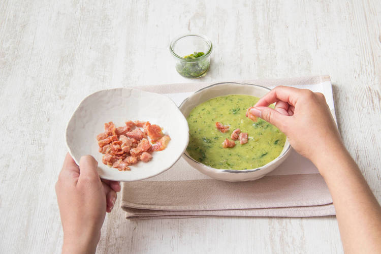 Garneer met de serranoham en de basilicumolie en serveer met het broodje