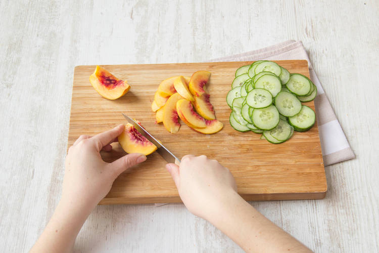 Snijd de komkommer en de nectarine