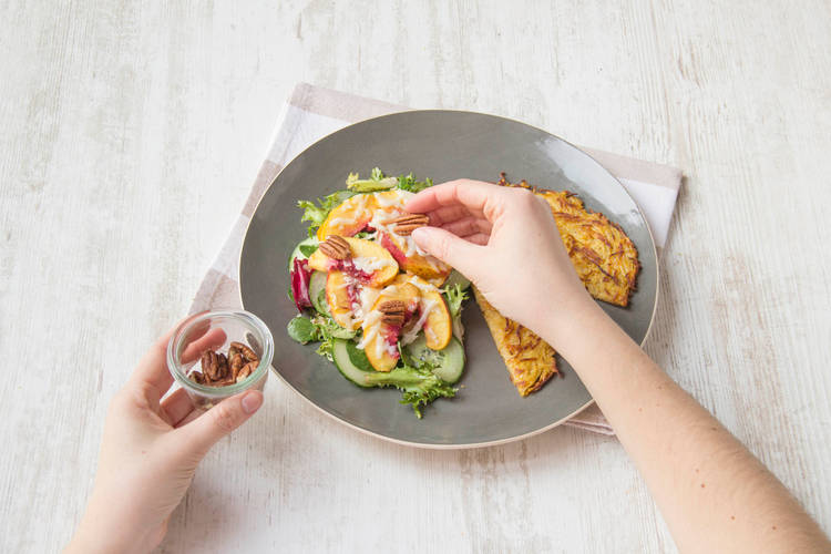 Serveer de salade bij de rösti